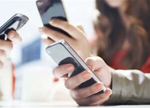 حين تتحول مجموعات الواتساب  إلى مرض وجنون!